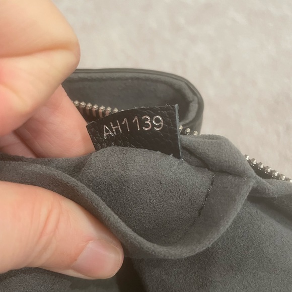 Louis Vuitton Haumea Mahina Noir - Picture 2 of 2